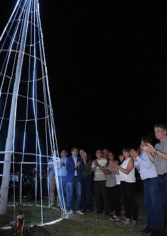 La municipalidad encendi el tradicional rbol de Navidad y